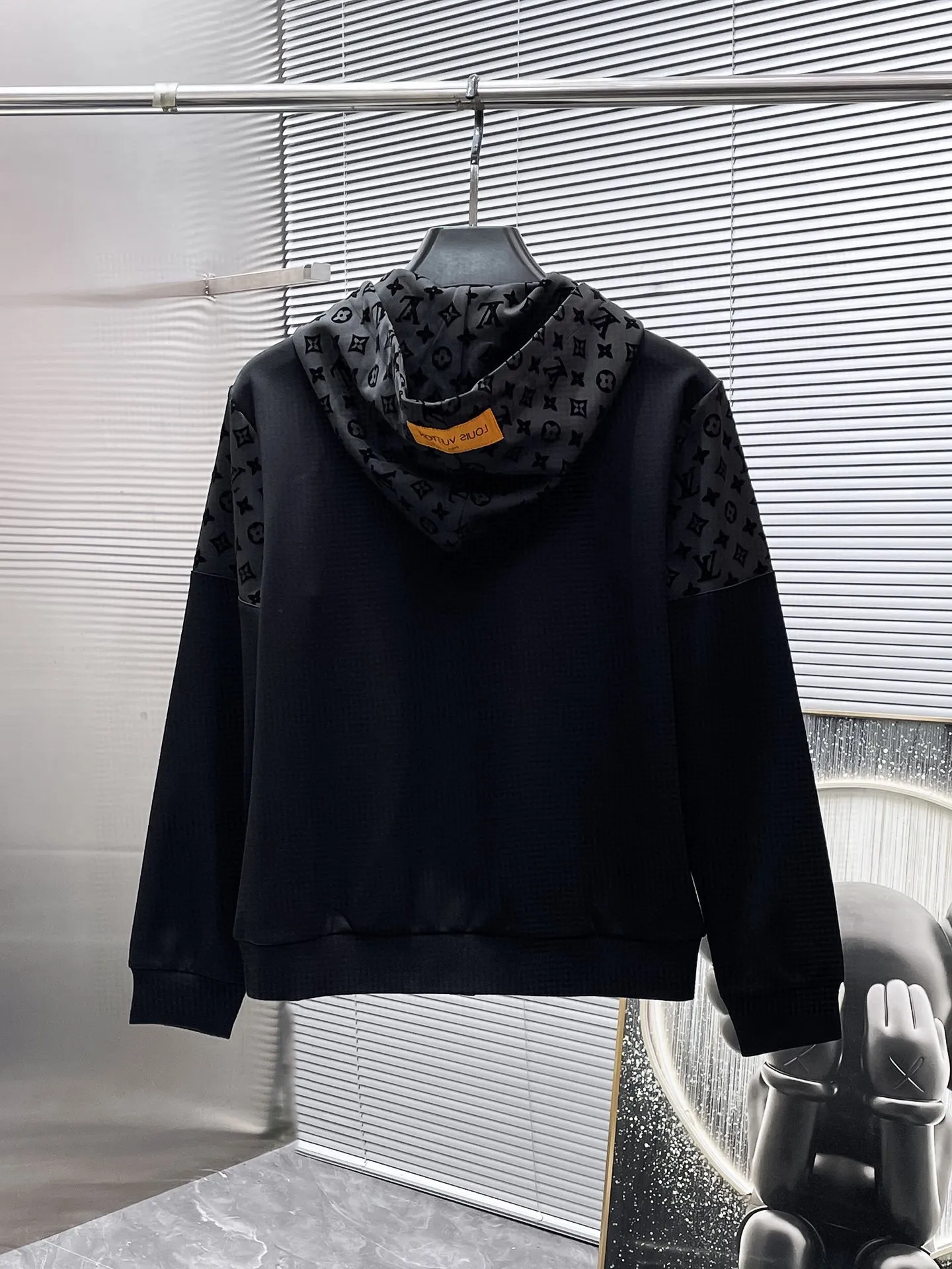 🅿️720 LV hot-selling suit is coming. Focus on the original version of the official website. 2025 new hot-selling cardigan suit. The original order is the best. 🇭🇰The meticulous work of top designers. It has a fitting and perfect upper body effect. All-natural high-quality Tencel Roman cotton 100%, close-fitting comfort, noble and elegant! Original hardware embodies elegance and nobility! Counter size: M-3XL (maximum wear up to 190 pounds)